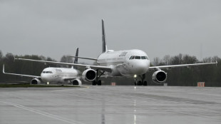 Nackte Flugpassagierin randaliert und bei&szlig;t Bundespolizisten