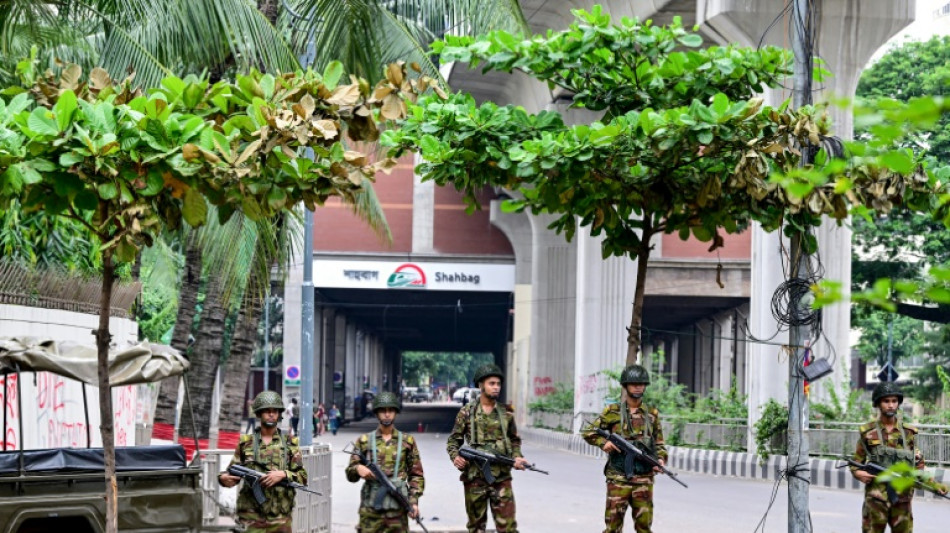 Primeira-ministra de Bangladesh foge do pa&iacute;s e militares anunciam governo provis&oacute;rio