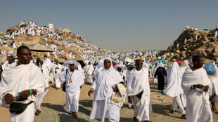 Sob o calor, fiéis continuam sua peregrinação no Monte Arafat