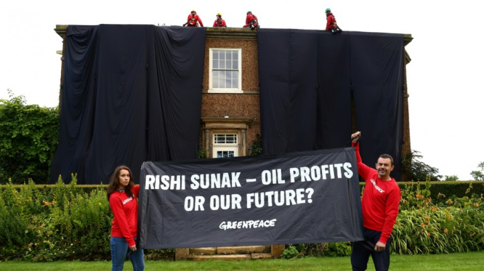 Britische Umweltsch&uuml;tzer h&uuml;llen Haus von Premierminister Sunak in schwarze Laken