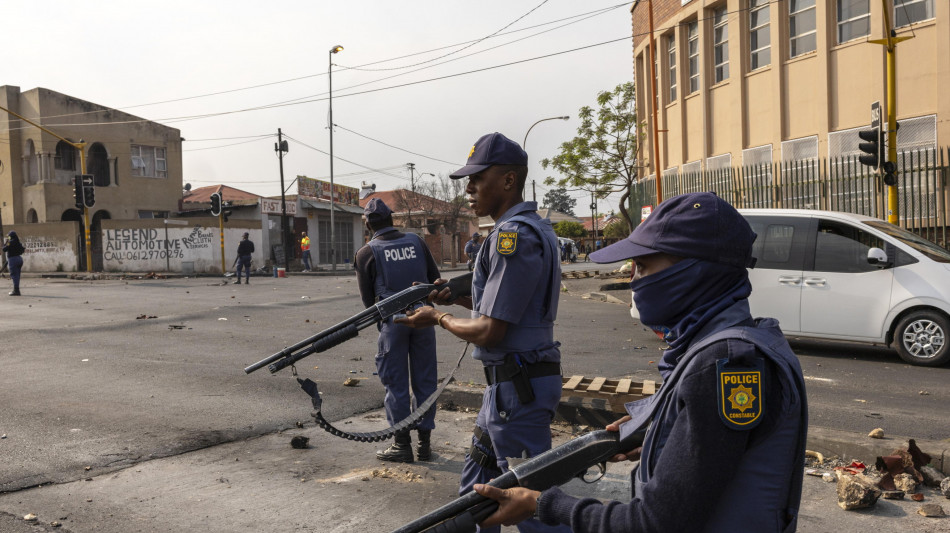 Uomini armati uccidono 10 persone in una sparatoria in Sudafrica
