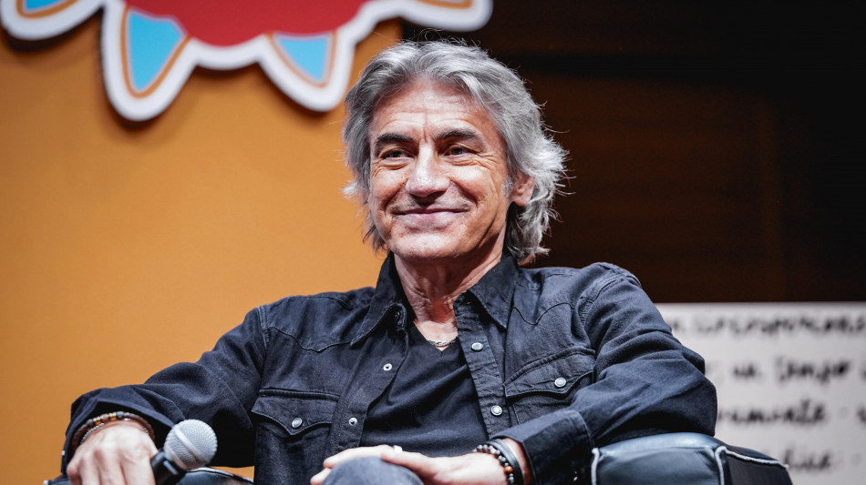 Torna in libreria dopo trent'anni 'Fuori e dentro il borgo' di Luciano Ligabue