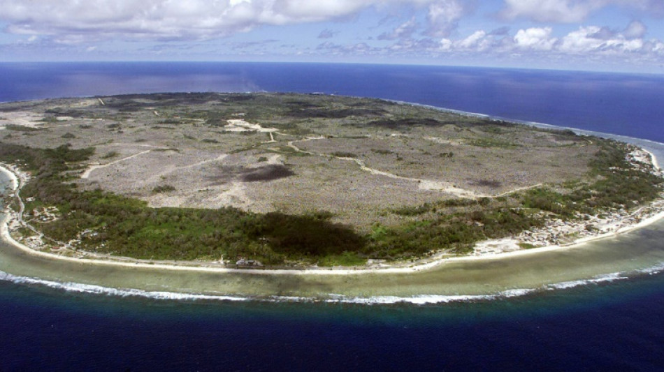 Austrália começa a enviar migrantes para ilha remota do Pacífico
