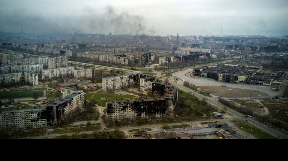 Dans le port de Marioupol d&eacute;vast&eacute;, avec les bombardements d'Azovstal en fond sonore