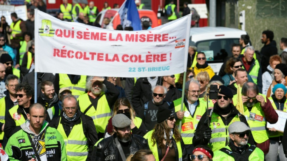 A deux mois de la pr&eacute;sidentielle, la vie ch&egrave;re ravive la col&egrave;re de "gilets jaunes"