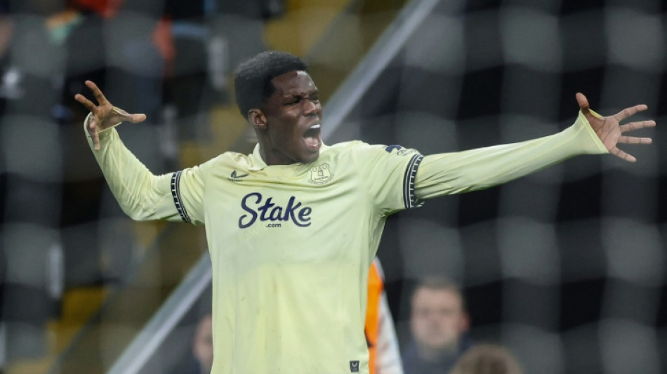 Villa's title bid rocked by Everton loss, Newcastle held by Wolves