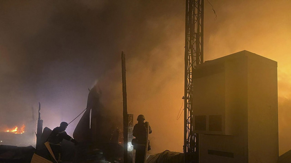 Russi attaccano Dnipropetrovsk, colpito un grattacielo