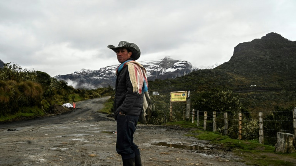 Evacuar o salvar sus animales, el dilema de campesinos junto a un volc&aacute;n en Colombia