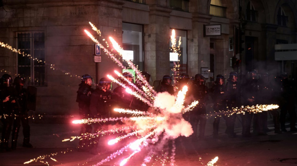 Ap&oacute;s dist&uacute;rbios, Fran&ccedil;a pro&iacute;be venda de fogos de artif&iacute;cio durante feriado nacional