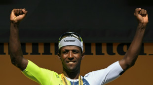 El eritreo Girmay gana al esprint la 12&ordf; etapa del Tour, en que Roglic vuelve a caer