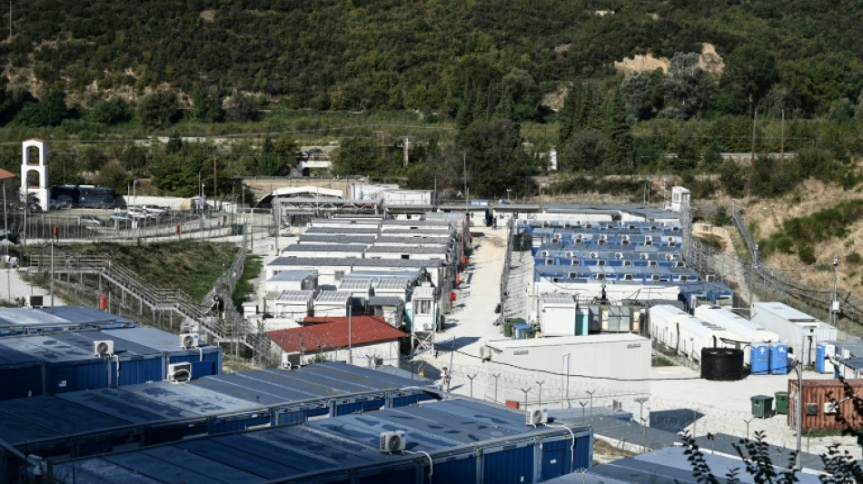 Protestas y pensamientos suicidas en un campamento para migrantes en Grecia