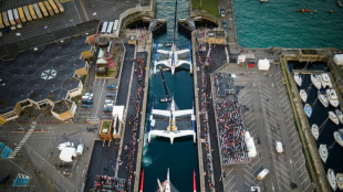 Route du Rhum: ferveur et vivats pour les Ultim &agrave; la sortie du port de Saint-Malo
