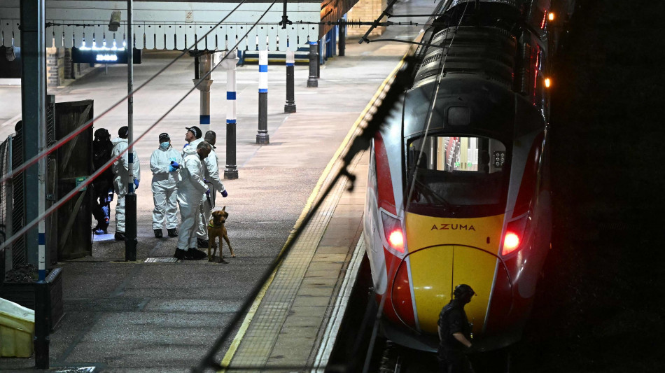 Attacco su treno in Gb, polizia esclude per ora terrorismo
