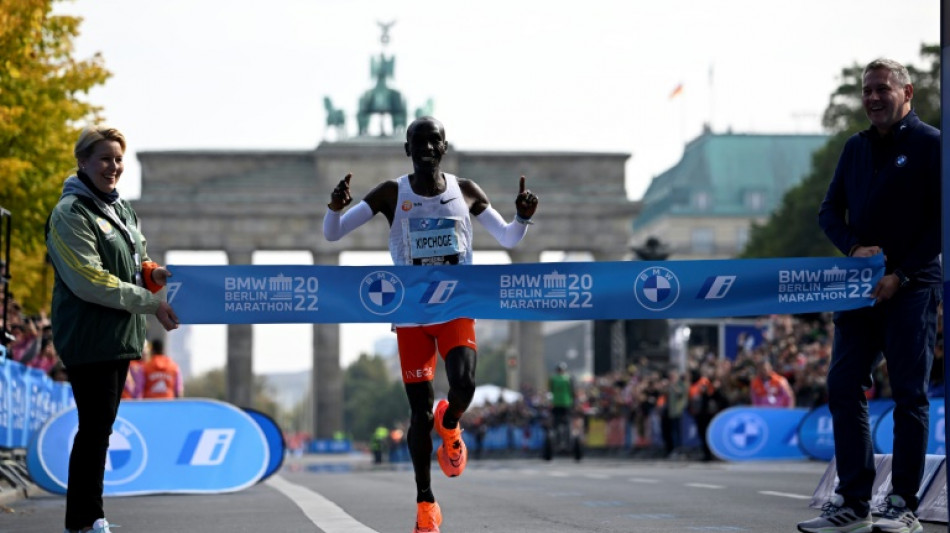 Kenyan Eliud Kipchoge beats world mark at Berlin Marathon 
