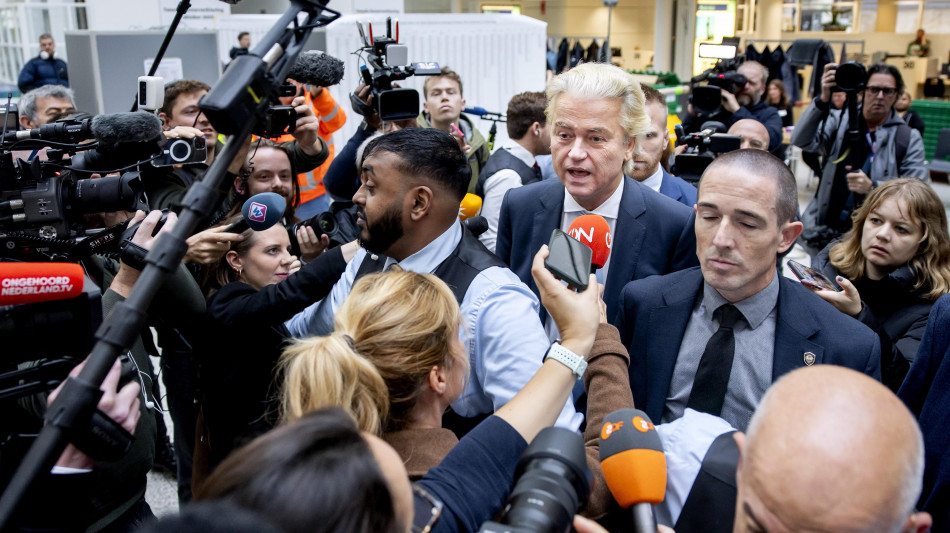 Seggi aperti in Olanda, &egrave; testa a testa tra Wilders e i rivali