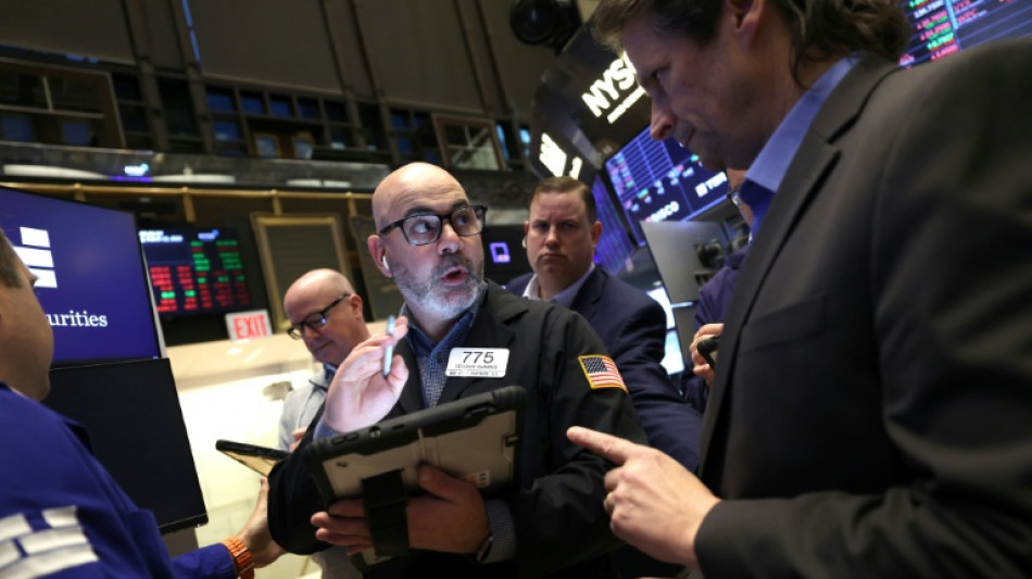 Wall Street termine en baisse, rattrap&eacute;e par la hausse du p&eacute;trole