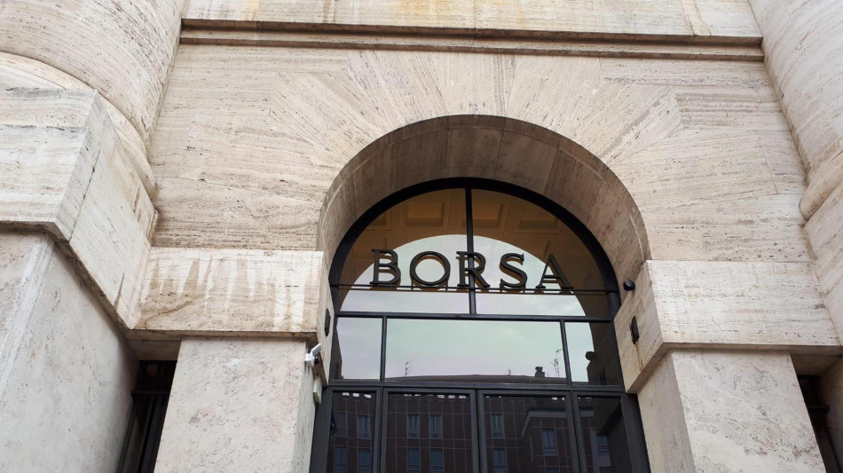 Borsa: Milano sale (+0,5%) con Pirelli e Stellantis, gi&ugrave; Campari