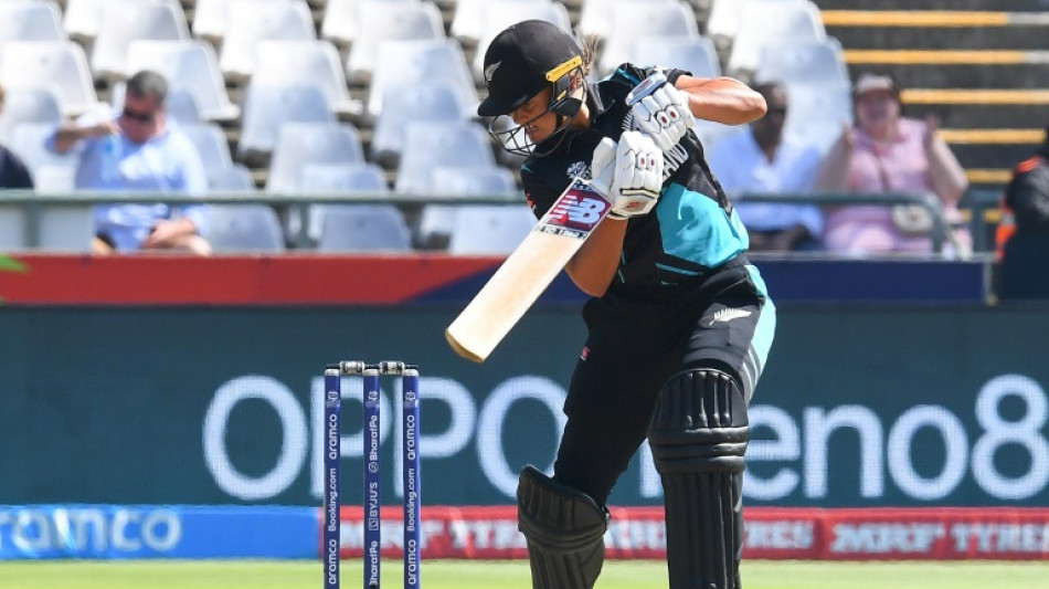 New Zealand emerge from stragglers to keep dream alive