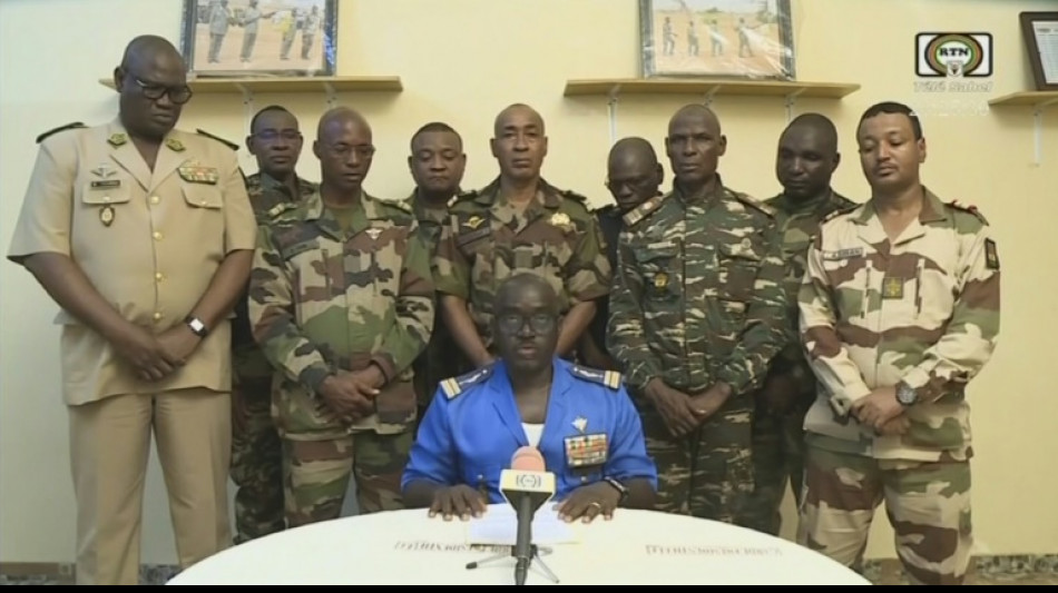 Ex&eacute;rcito do N&iacute;ger apoia militares golpistas que det&ecirc;m presidente