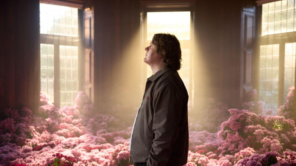 Lewis Capaldi racconta le sue difficoltà nel singolo Almost