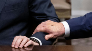 Casa Branca culpa excesso de apertos de mão por curativos de Trump