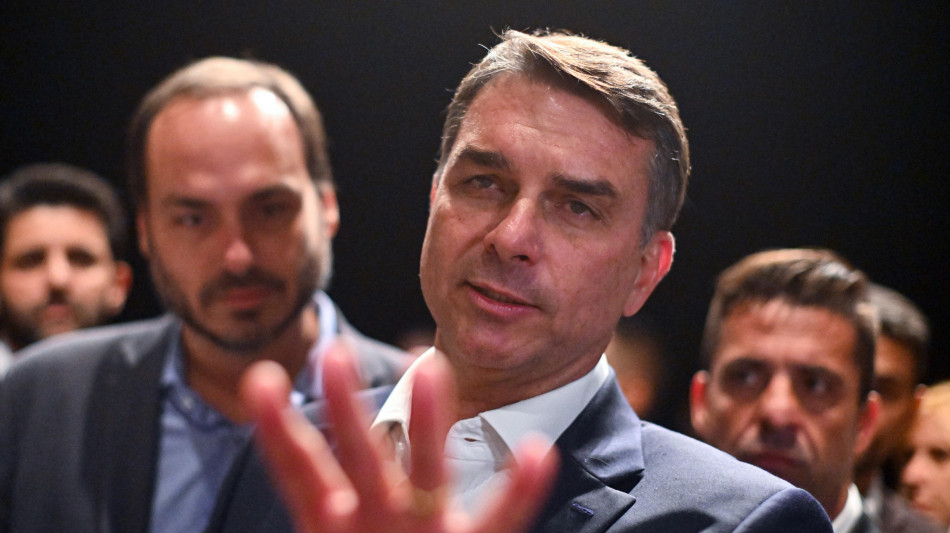 Brasile, Fl&aacute;vio Bolsonaro attacca Moraes dopo il mandato d'arresto per il fratello