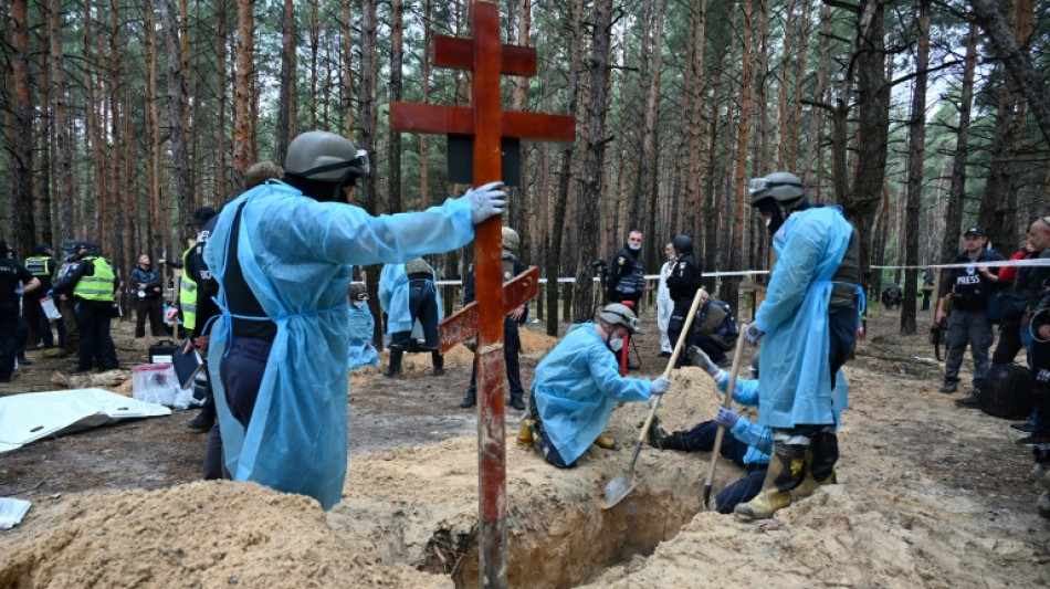 Ukraine: des centaines de tombes sommaires d&eacute;couvertes &agrave; Izioum, la Russie sous pression