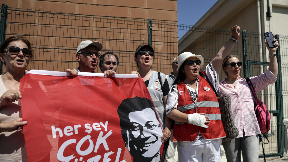 Applausi e cori in aula per l'ex sindaco di Istanbul