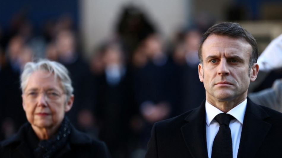 Macron aceita demiss&atilde;o de primeira-ministra da Fran&ccedil;a