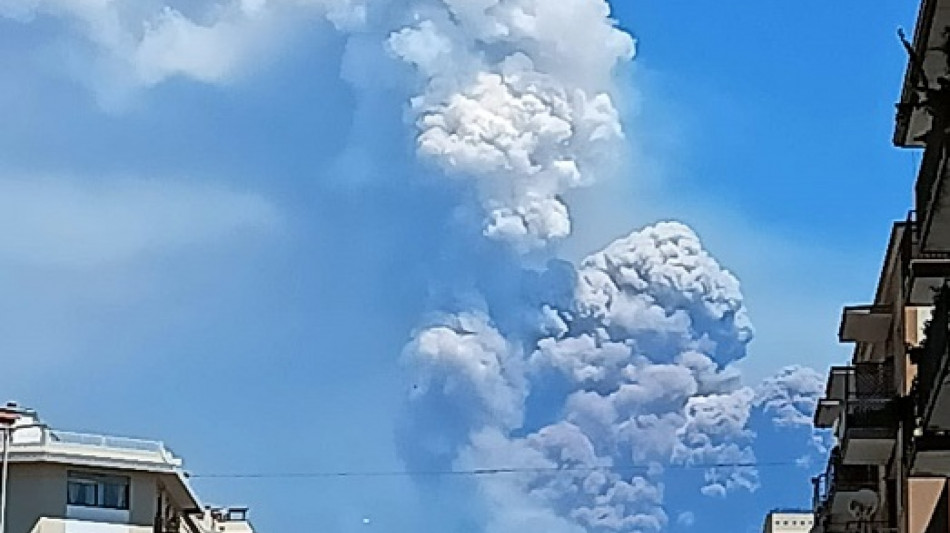 Etna: intensa attivit&agrave; dal Sud-Est, emessa alta nube eruttiva