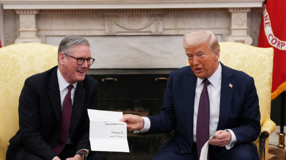 Ouro, carta real e indicações ao Nobel: como ganhar favores de Trump