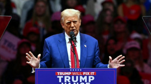 A J-8, Trump et Harris reprennent leur campagne &agrave; co&ucirc;teaux tir&eacute;s 
