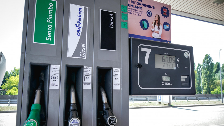 Non si arresta la corsa dei carburanti, gasolio a 2,200 euro al litro in autostrada
