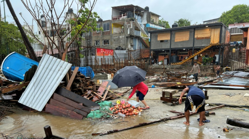 Mexique: au moins deux morts au passage de l'ouragan Erick, qui s'affaiblit