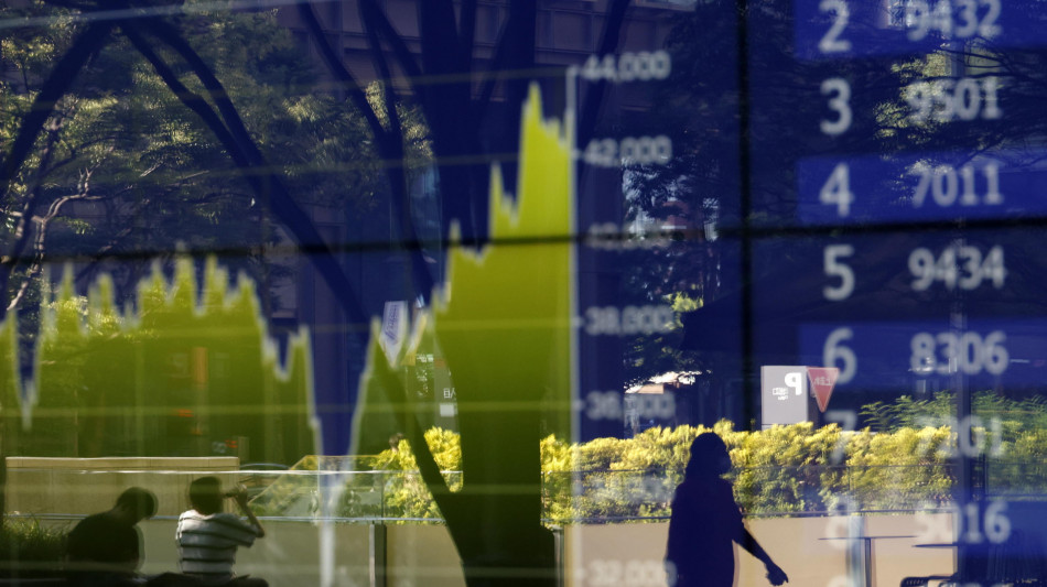 Borsa: Asia debole ma la Cina tiene con il tech, lente sulla Fed