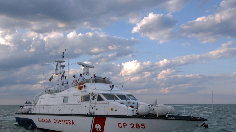 Migranti si tuffano in mare per raggiungere nave, tre dispersi