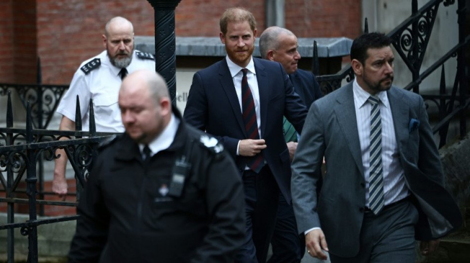 El pr&iacute;ncipe Enrique y otros famosos deber&aacute;n pagar casi 13 millones de d&oacute;lares al Daily Mail