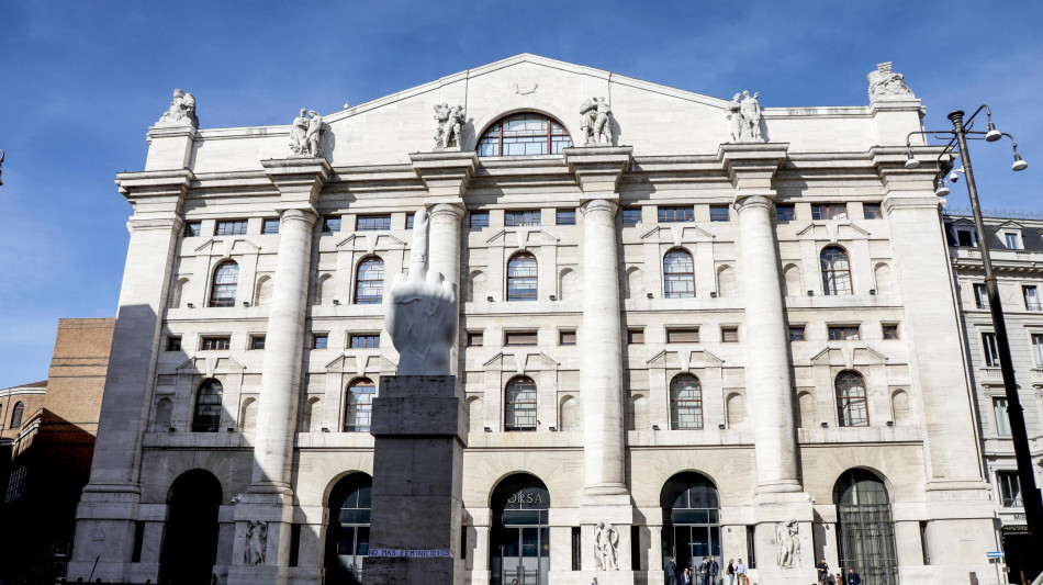 Borsa: Milano chiude debole (-1,7%) con le banche, bene Azimut