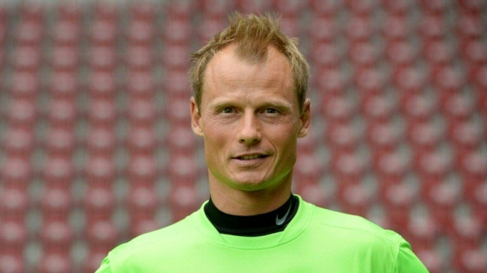 Arsenal ex-goalkeeper Manninger dies after car struck by train