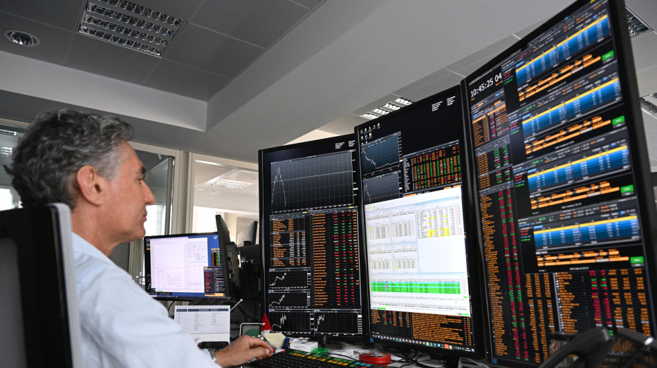 Borsa: Milano poco mossa, pesano Mps e Mediobanca