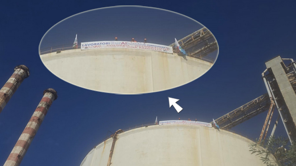 Eurallumina, prima notte sotto la pioggia per operai a 40 metri