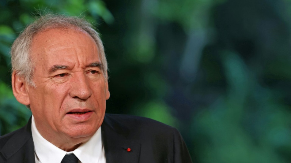 Retraites: Bayrou cherche un chemin, le PS dépose une motion de censure