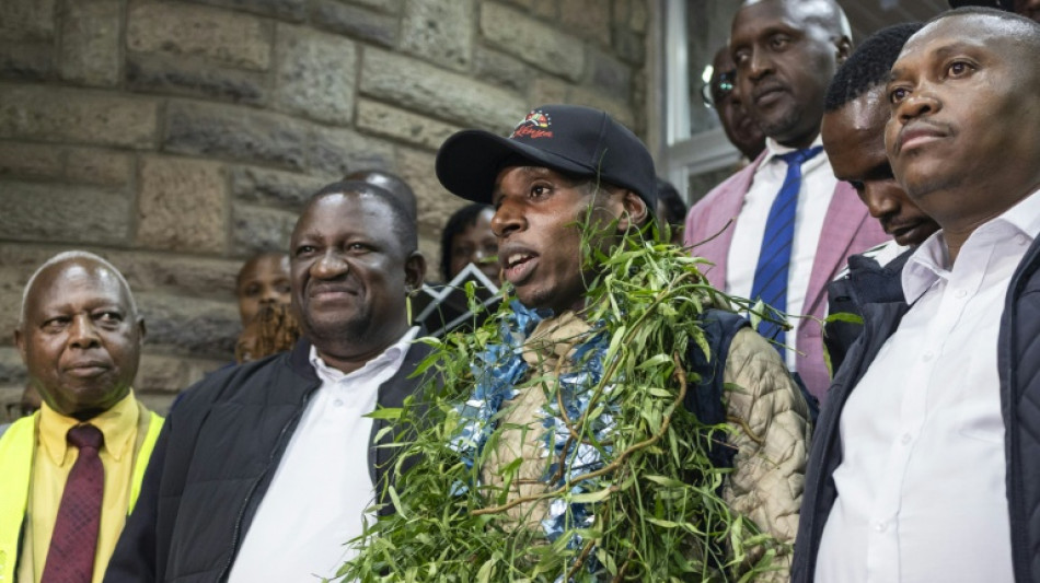 Le K&eacute;nyan Sawe, premier marathonien sous les deux heures, accueilli en h&eacute;ros au Kenya