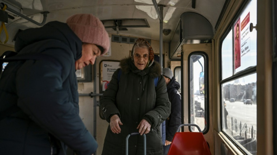 Un paseo en tranv&iacute;a por la des&eacute;rtica capital ucraniana en tiempos de guerra 