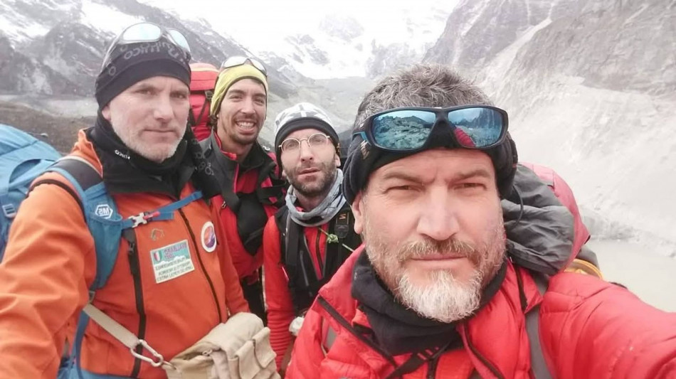 Alpinisti dispersi in Nepal, gli sherpa cercano ancora