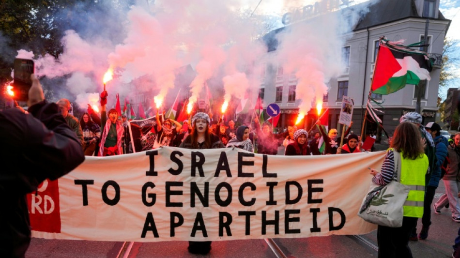 Polic&iacute;a dispersa agrupamiento propalestino en paralelo al partido Noruega-Israel