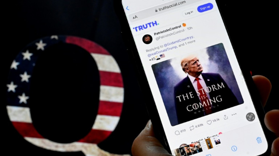Bajo presi&oacute;n judicial, Trump revive al movimiento conspirativo QAnon