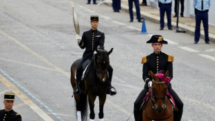 Paris recebe tocha olímpica em 'Dia da Bastilha', data marcada pela festa nacional da França