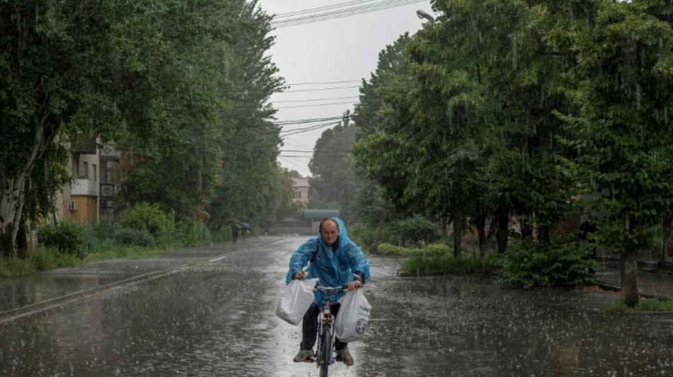 Les cyclistes &acirc;g&eacute;s de l'est de l'Ukraine, au guidon malgr&eacute; les violences