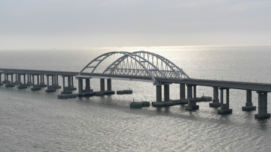 Ukraine: l'explosion d'un v&eacute;hicule pi&eacute;g&eacute; paralyse le pont russe de Crim&eacute;e 